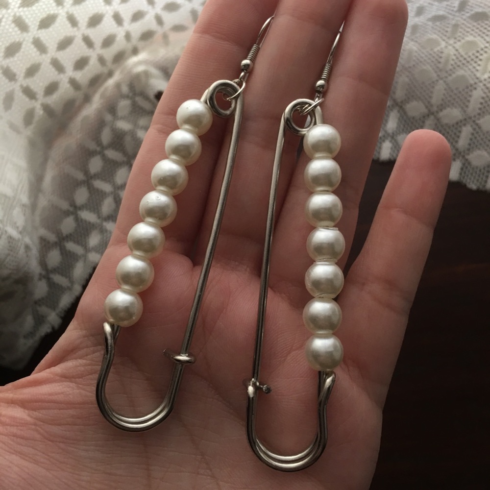 Jumbo Safety Pin Pearl Earrings - Picture 5 of 6
